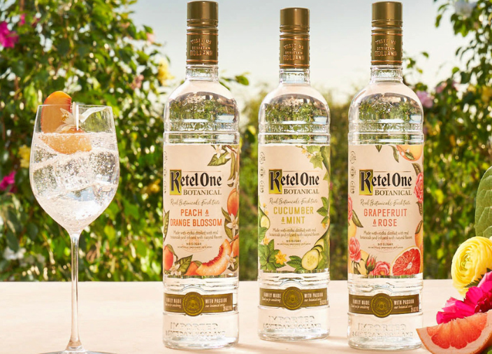 Seleção de variantes Ketel One Botanical sobre uma mesa com folhagens ao fundo