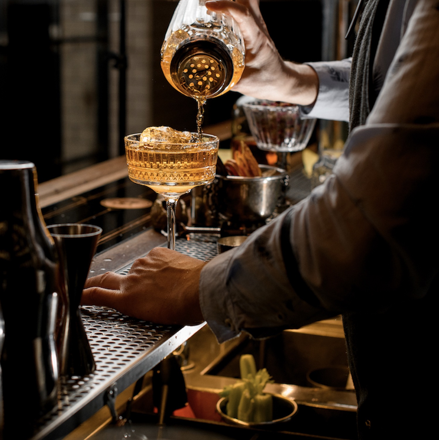Bartender servindo bebida 
