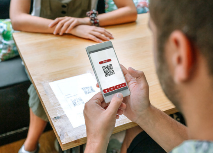 Imagem de um cliente visualizando um QR Code