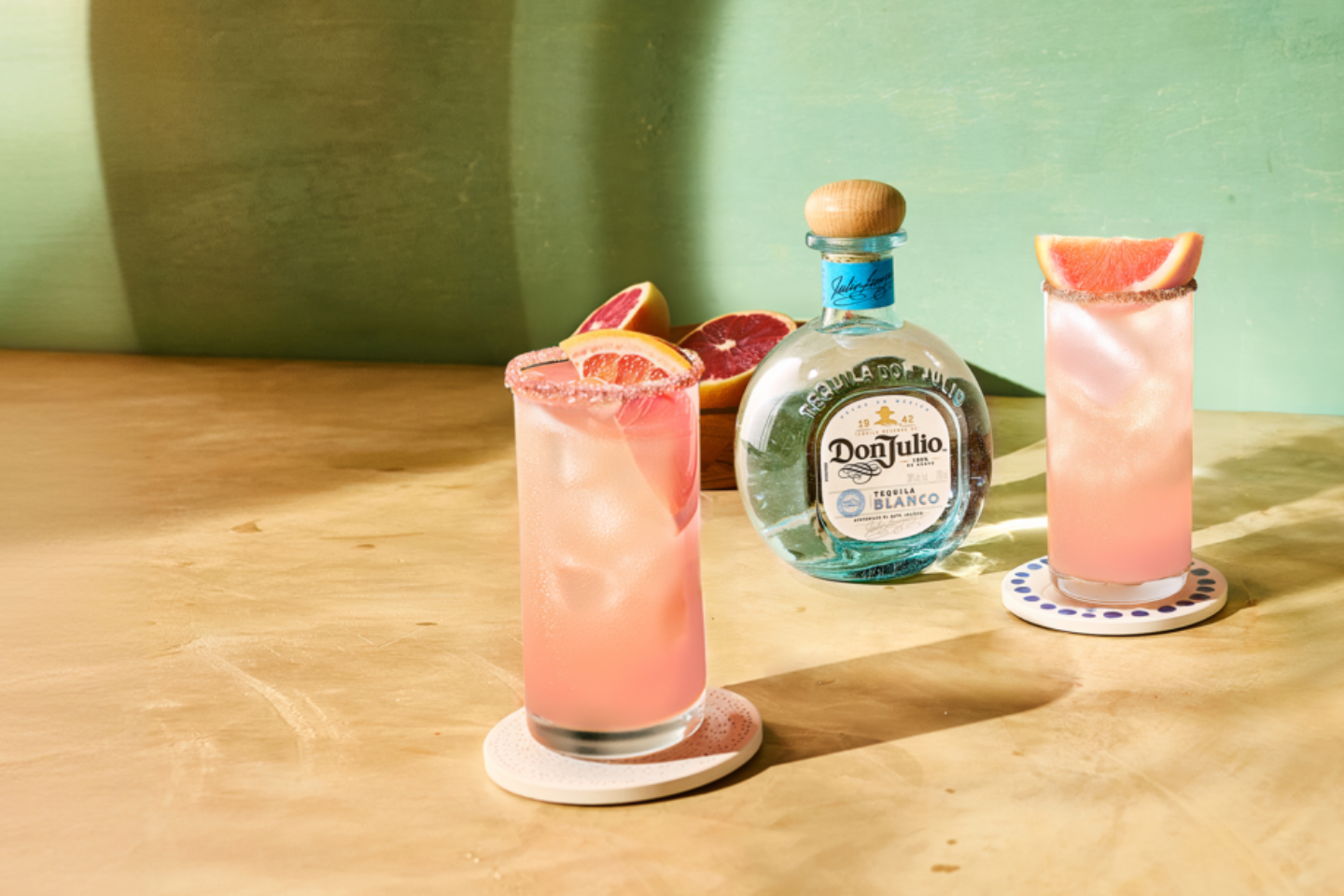 Tequila Don Julio Blanco com dois coquetéis Paloma