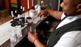 bartender e as ferramentas de bar