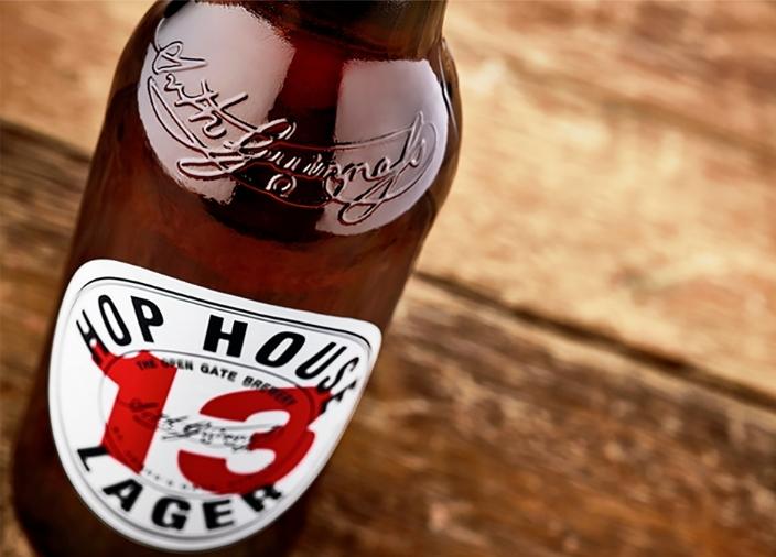 Una botella de Hop House 13 Lager estaba sobre una mesa de madera