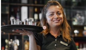 Bartender segurando a bandeja com drinks e sorrindo