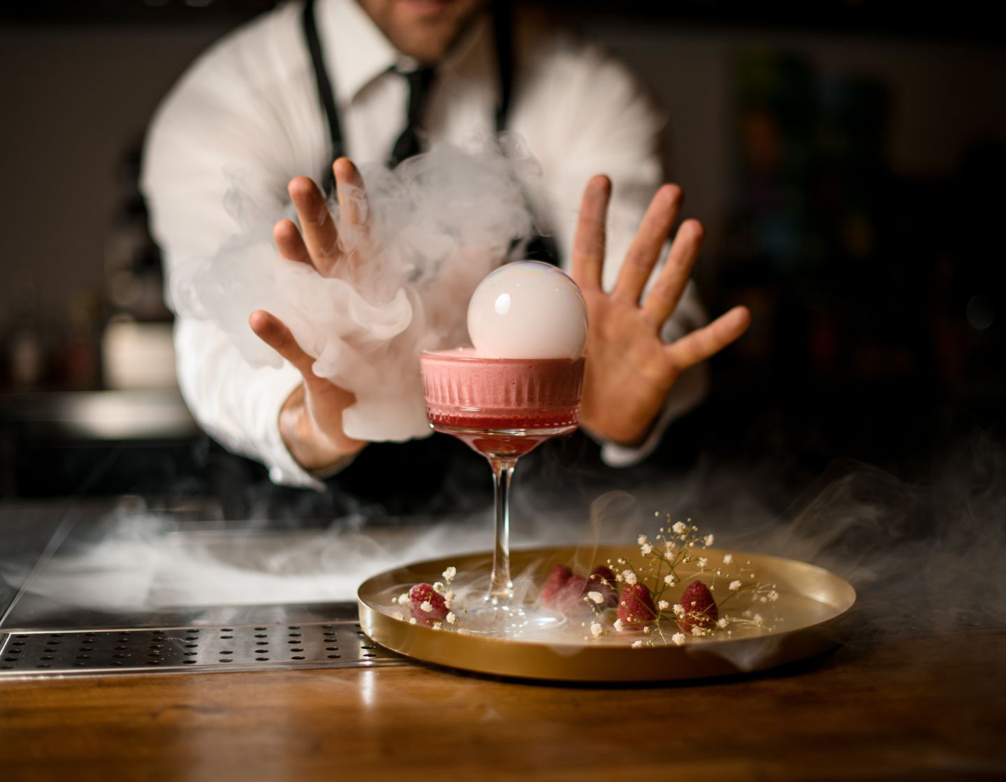 Bartender preparando un cóctel con humo
