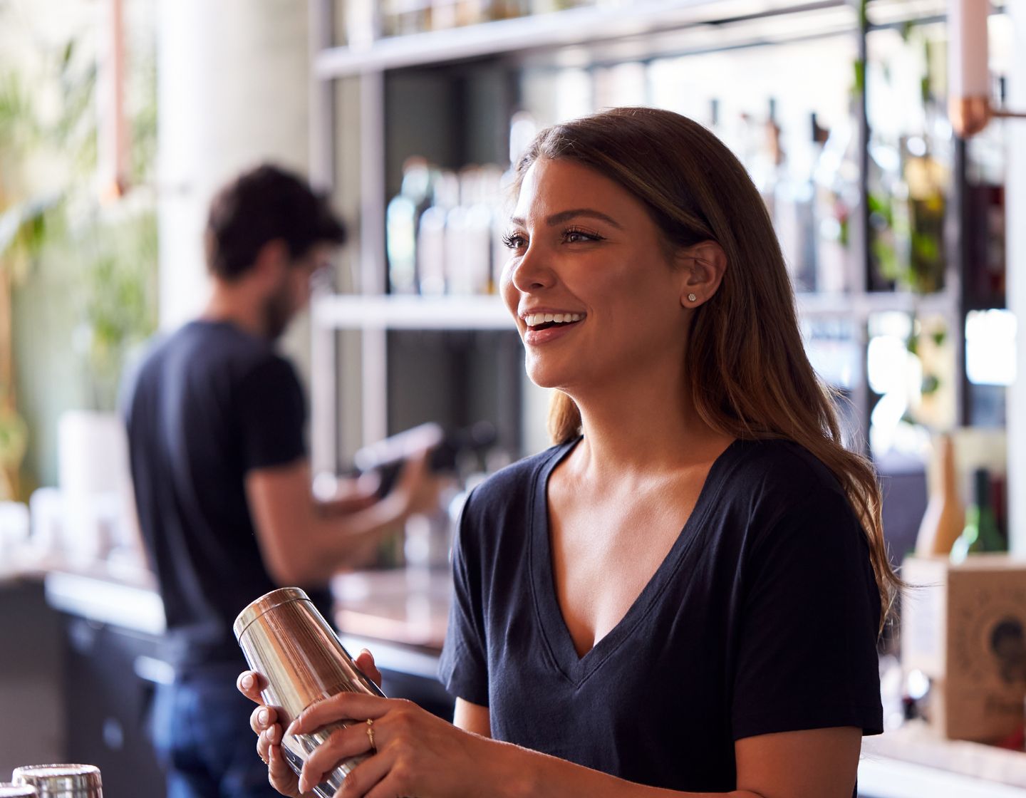 bartender mujer detrás de la barra trabajando