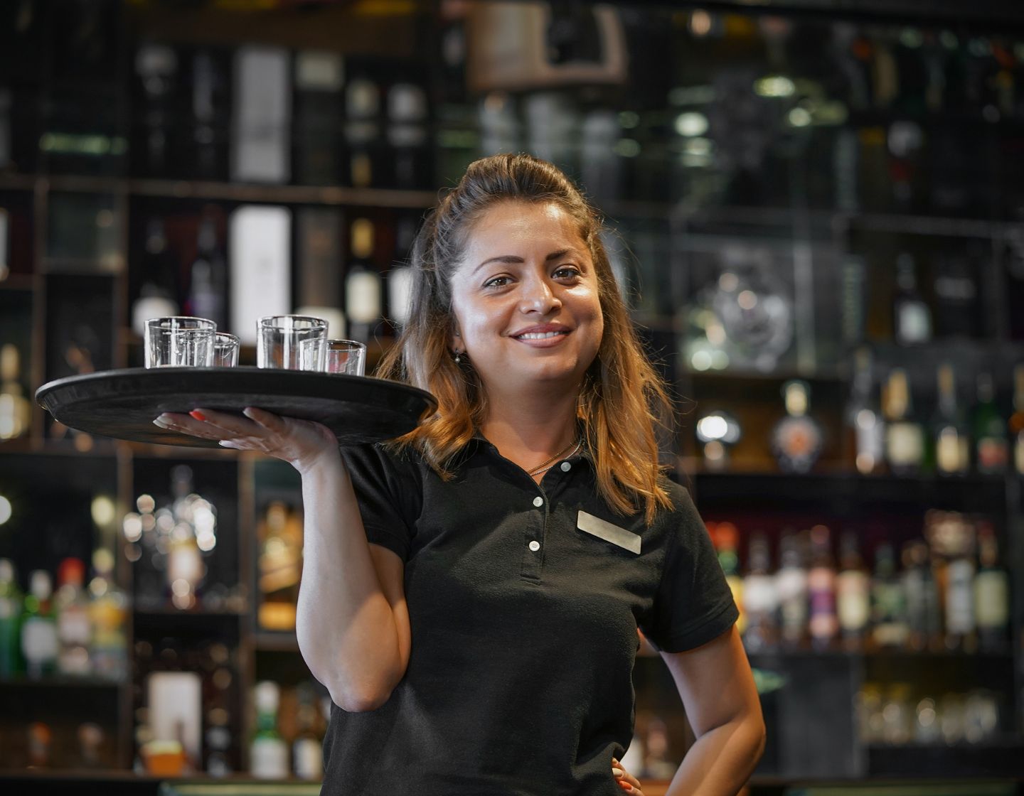 Bartender sonriendo con una bandeja