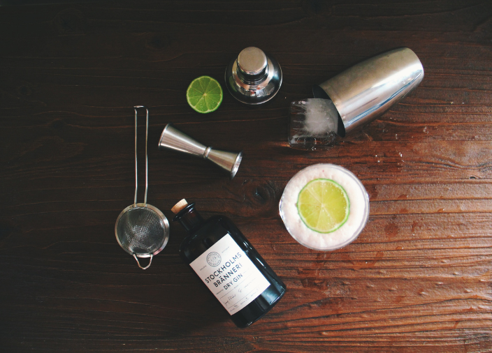 Tools zur Cocktailzubereitung mit Cocktail.