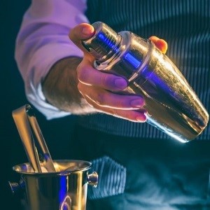 Bartender agitando una coctelera