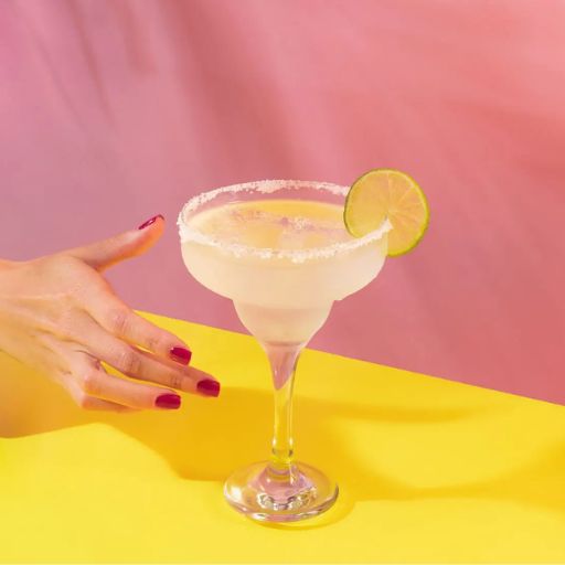 Servir de cóctel margarita de fresa con fresas en el lado