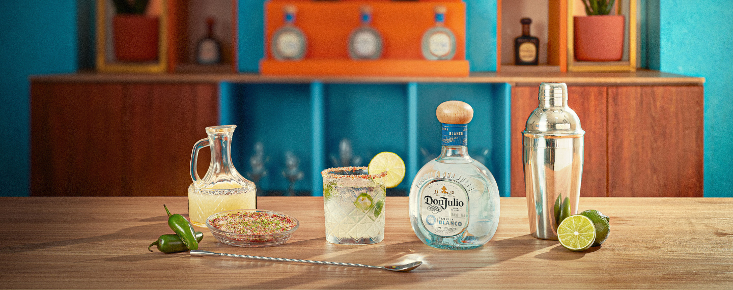 Botella de tequila Don Julio con cóctel
