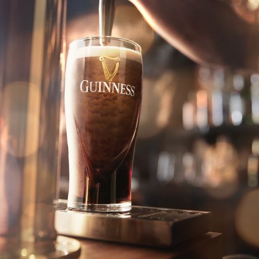 Vertiendo cerveza guinnes en vaso alto