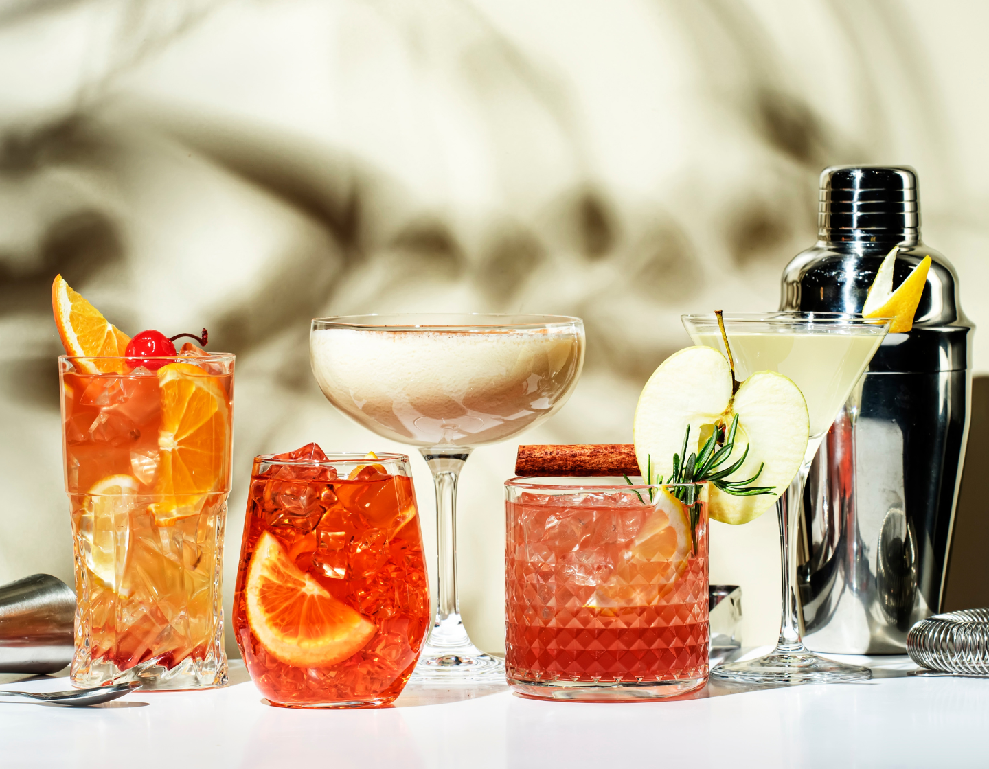 Cócteles de ron en la mesa con herramientas de bar detrás