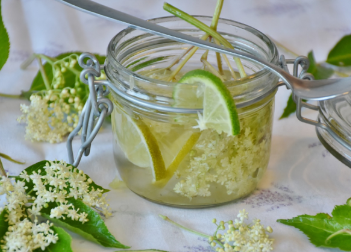 Ein Cocktail im Glas mit Blumen