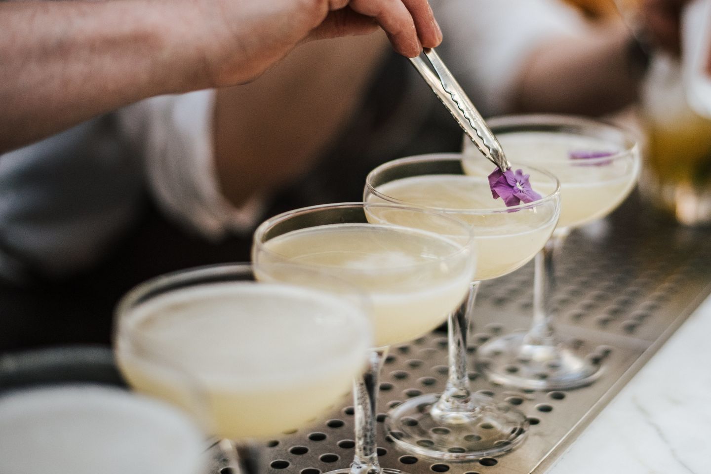 bartender decorando um coquetél