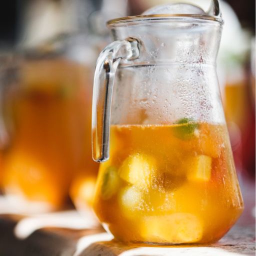 Coctel Batch naranja en una jarra