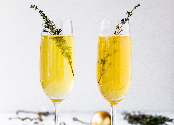 Dos copas de champagne con ramitas