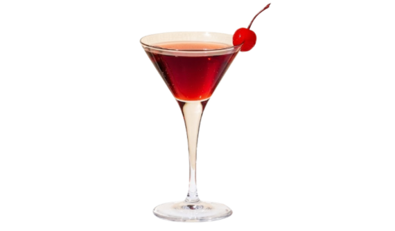 Taça clássica de martini contendo um coquetel límpido em tom vermelho-escuro. A bebida elegante é decorada com uma única cereja com cabinho repousando na borda direita. Fundo branco isolado.