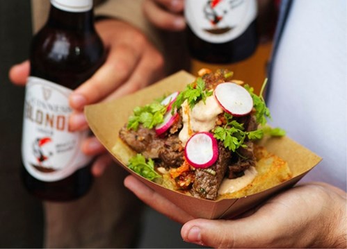 Pequeño cuenco de comida junto a una botella