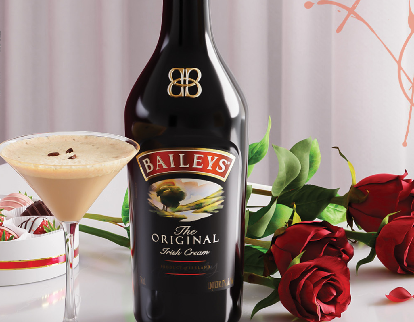 Bailey's-Flasche mit einem Espresso-Martini auf der linken Seite und roten Rosenblättern auf der rechten Seite.