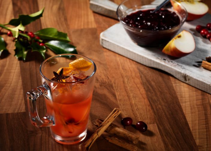 Cóctel de whisky JOhnnie Walker sobre mesa de madera
