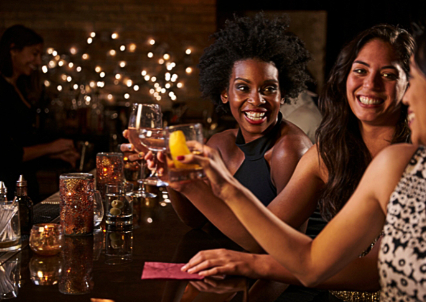 Chicas brindando con cócteles