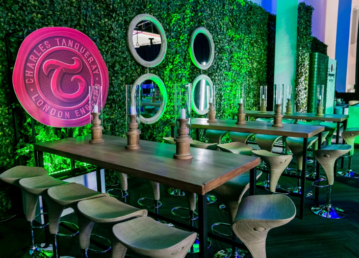 Imagem de um bar decorado com elementos de Tanqueray 
