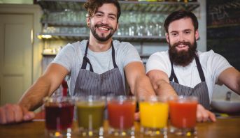  Uma gerente de bar conversando com sua equipe com um sorriso
