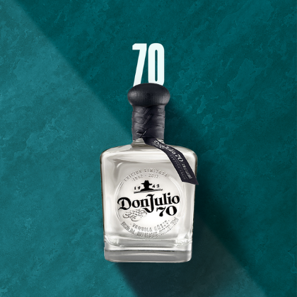 Garrafa de Don Julio 70 contra fundo azul