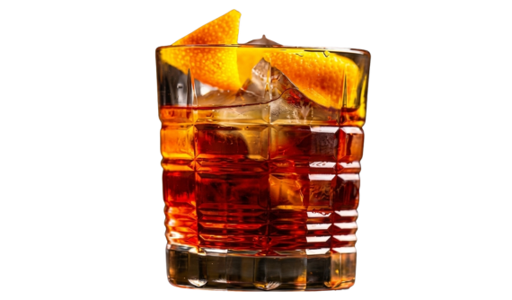 Copo de coquetel old-fashioned com relevo geométrico, cheio de gelo e uma bebida escura com guarnição de casca de laranja, em fundo branco.