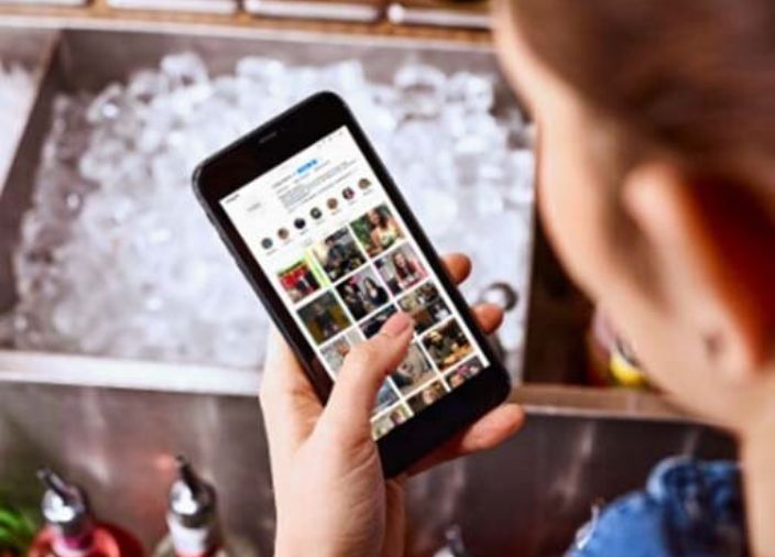 Bartender utilizando un teléfono