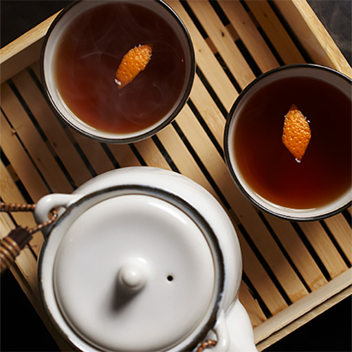  Hot cocktails on a tray with a kettle 