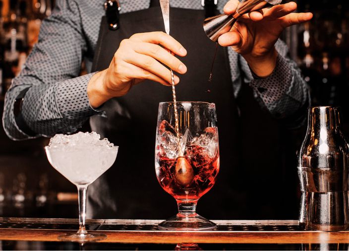Bartender preparando un cóctel premium 