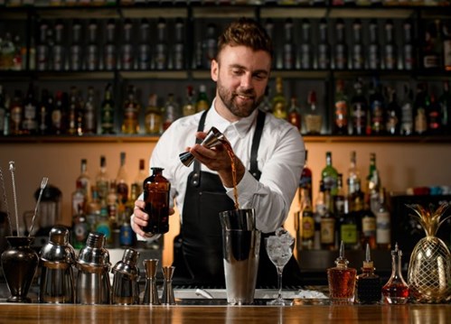 Bartender bereitet einen Cocktail zu