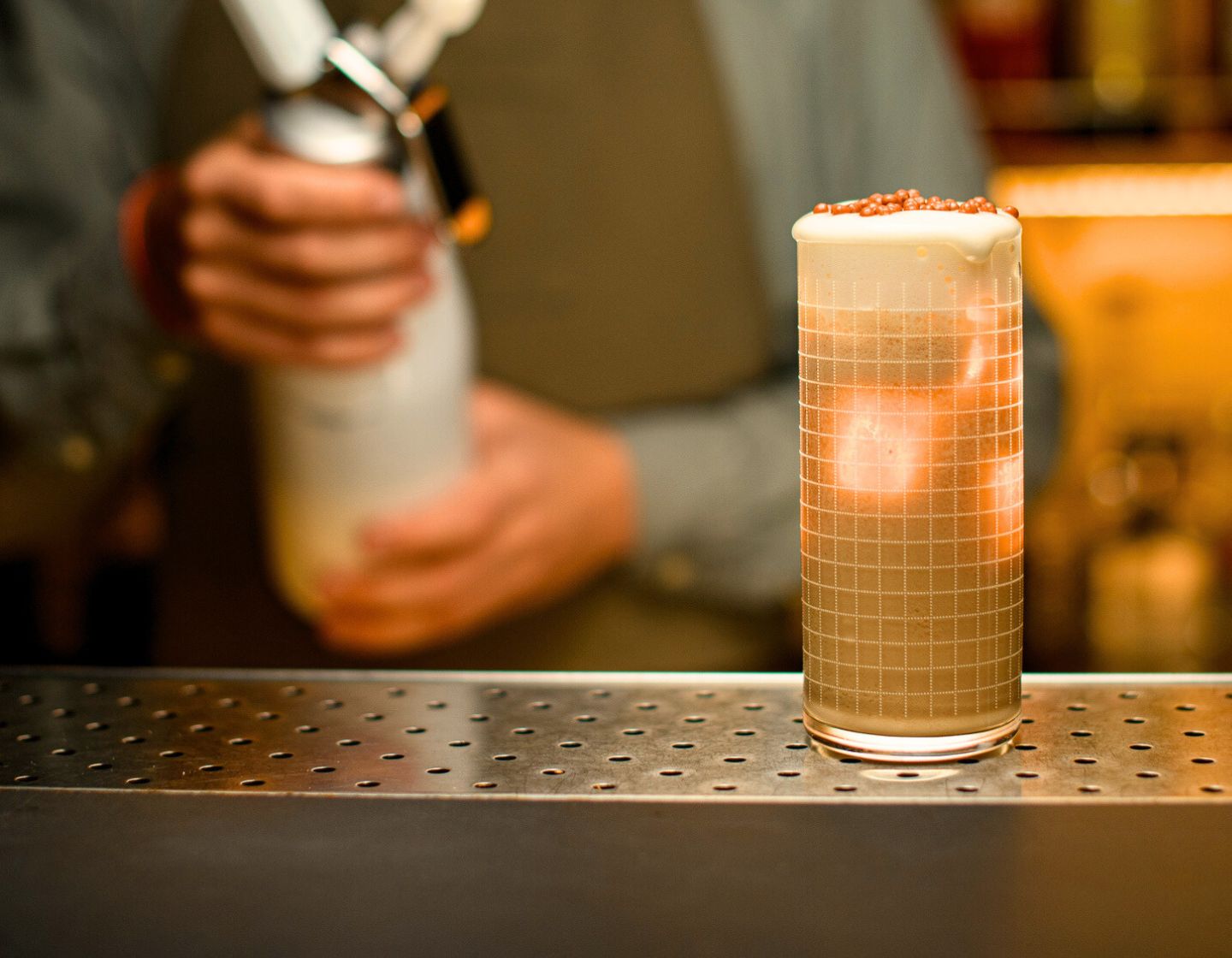 Cóctel con espuma en una barra.