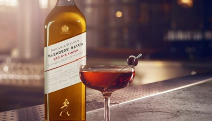 botella de johnnie walker blenders batch al lado un coctel
