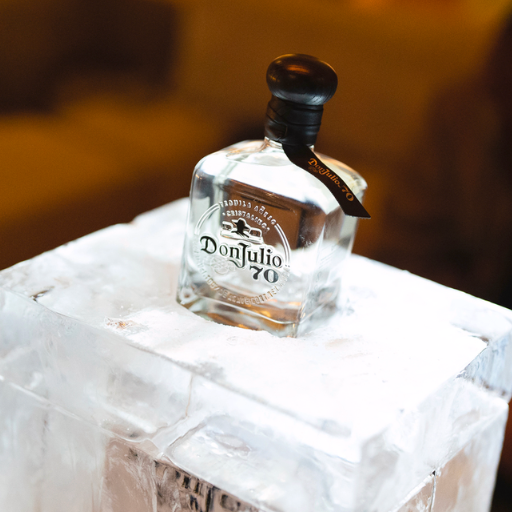 Garrafa de tequila Don Julio 70 fotografada em pé sobre um bloco de gelo.