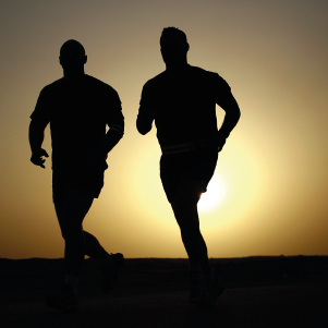 siluetas de dos hombres corriendo