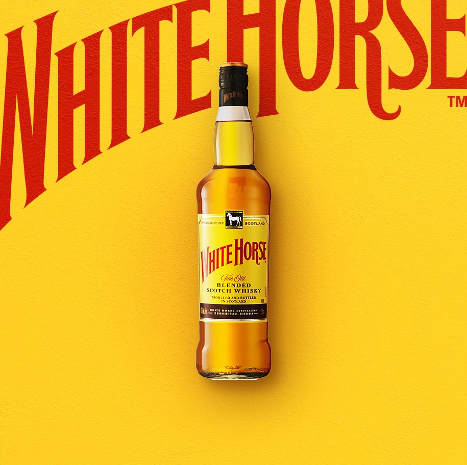 Garrafa de whisky White Horse centralizada em fundo amarelo vibrante. Acima, letras vermelhas grandes soletram parcialmente o nome da marca. A garrafa contém líquido âmbar e possui rótulo amarelo com o logo de um cavalo preto e tipografia vermelha.