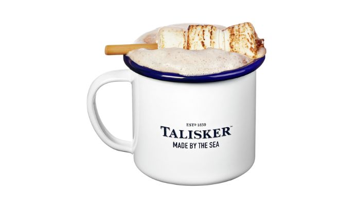 botella de talisker acompañado con un taza de chocolate caliente