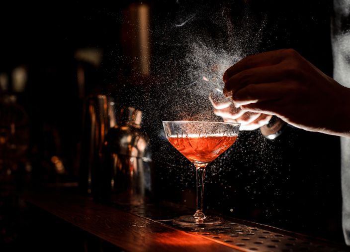 Bartender preparando um coquetel 