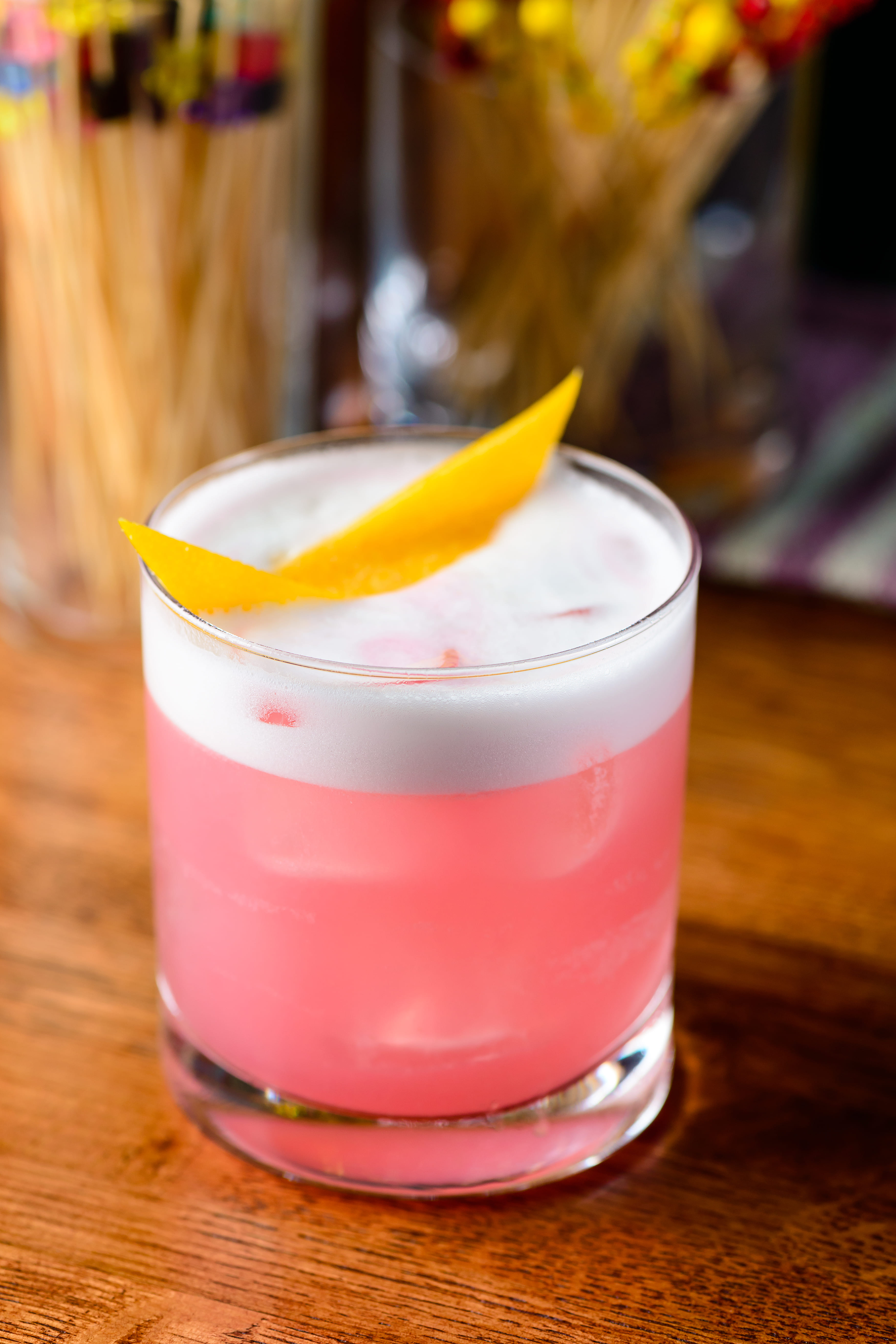 coquetel rosa sob uma mesa de madeira