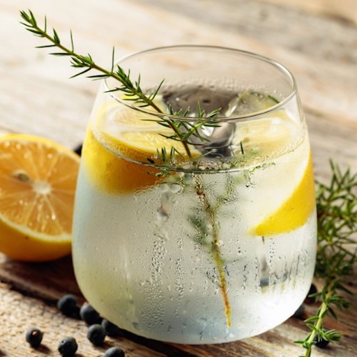 Ein Cocktail mit Garnierung