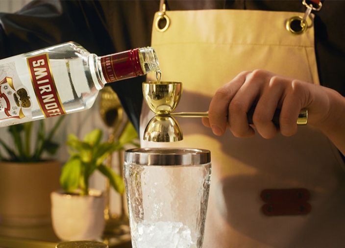 Imagem de um bartender fazendo um coquetél com a vodka Smirnoff