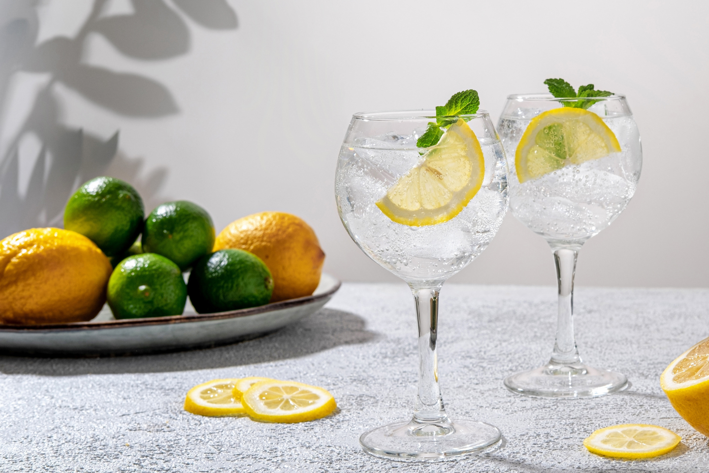  Gin-tonic, adornado con una copa de ginebra.
