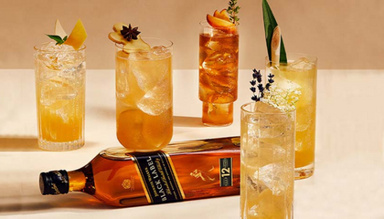 botella de Johnnie Walker acostada con varios cócteles alrededor
