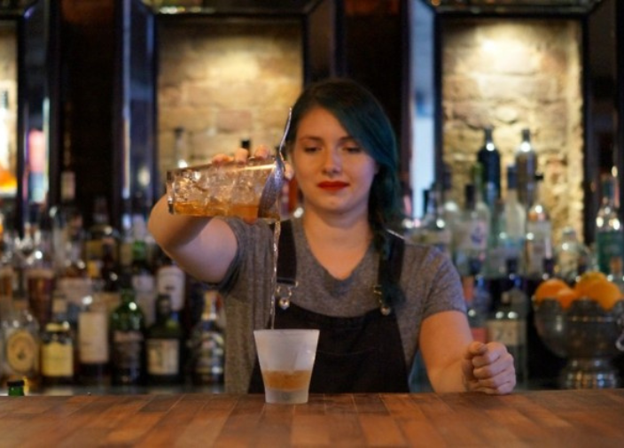 Mulher bartender servindo drink
