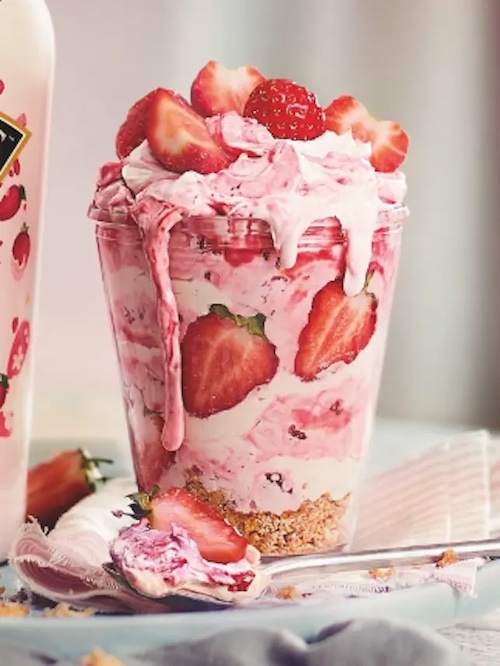 STRAWBERRIES & CREAM DESSERT im Glas