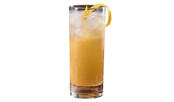 Copo alto contendo um coquetel refrescante em tom amarelo-alaranjado opaco com pedras de gelo no topo. A bebida é elegantemente decorada com uma longa e fina casca de limão amarelo torcida na borda direita. Fundo branco isolado.