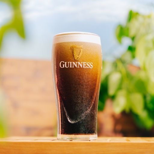 Pint de Guinness colocado em uma mesa de jardim
