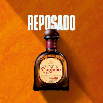 Garrafa de Don Julio Reposado contra fundo laranja